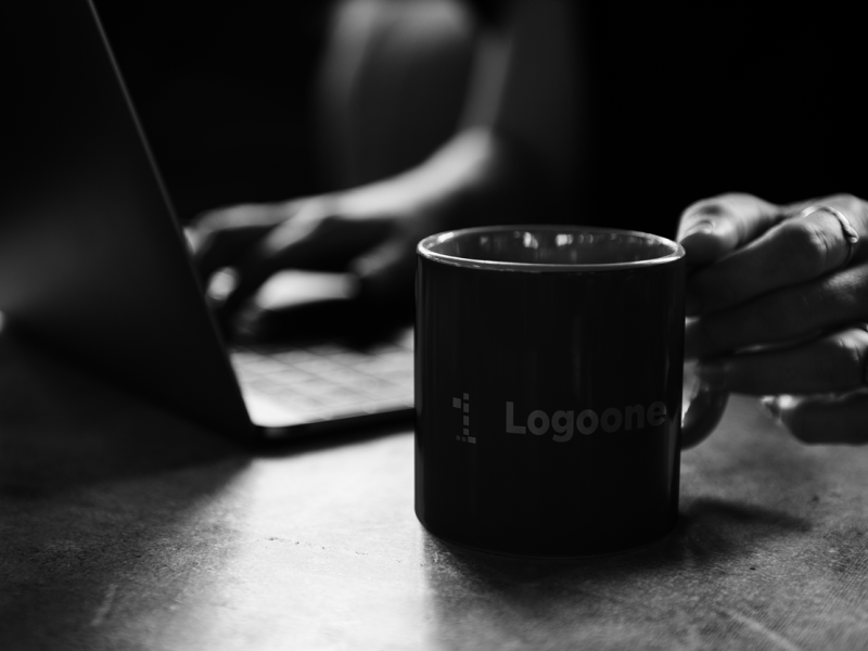 mockup caneca logo one tons de cinza